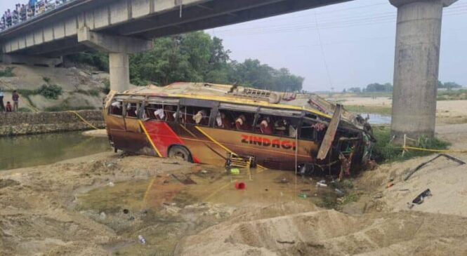रुपन्देहीको रोहिणीमा बस खस्दा ९ जनाको मृत्यु