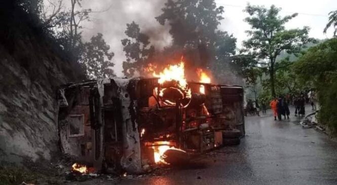 दाउन्नेमा बस पल्टेर आगलागी, ३१ जना घाइते