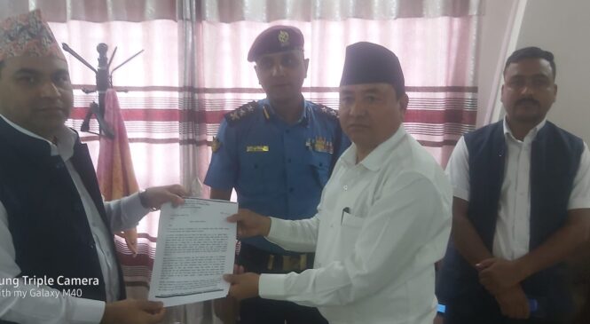 स्वीमिङ पुलमा धकेल्ने प्रहरीलाई कारवाही गर्न माग