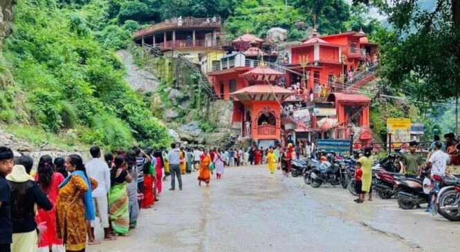 आज साउनको पहिलो सोमबार, शिवालयमा चहलपहल